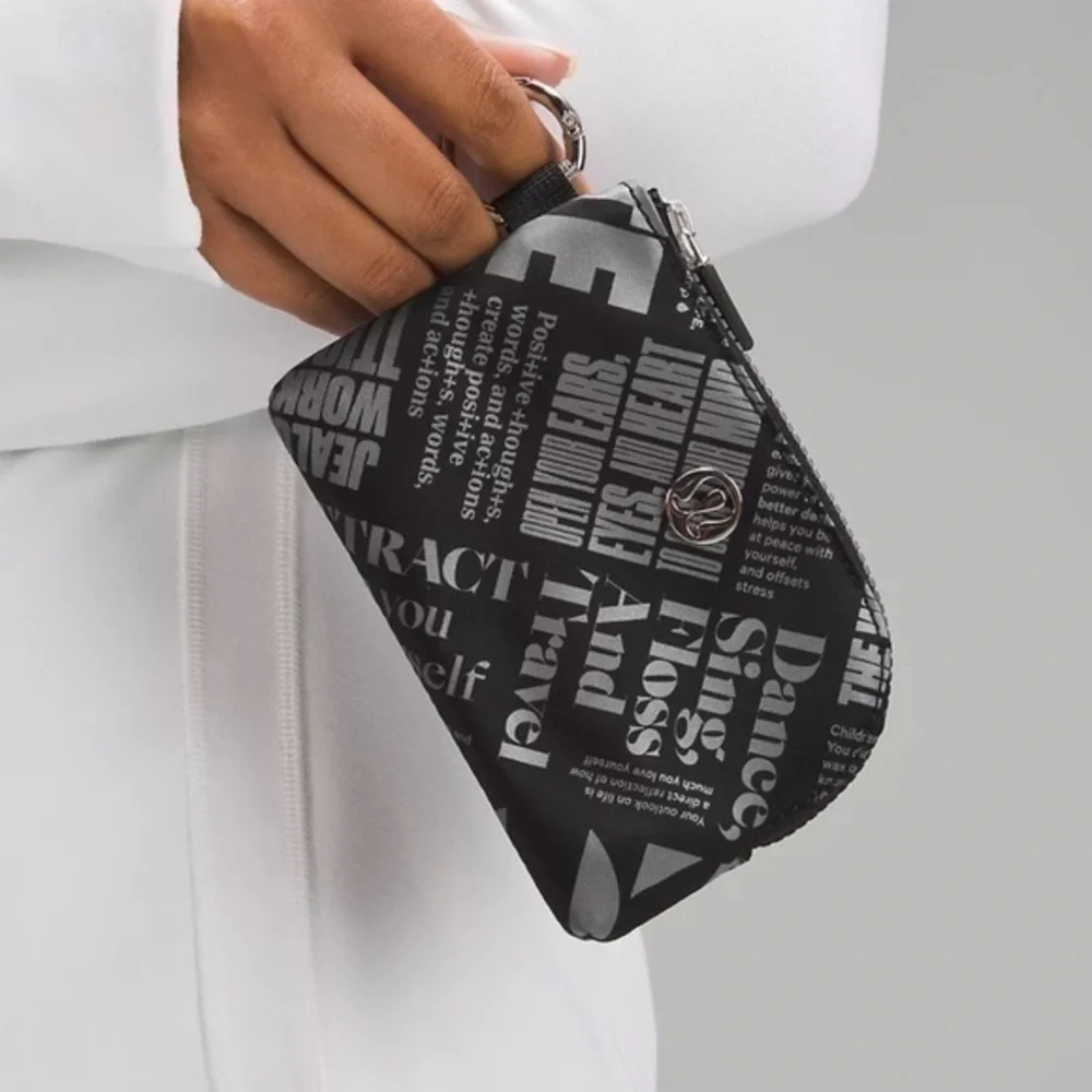 Lululemon Clippable Card Pouch Manifesto Print black / gray